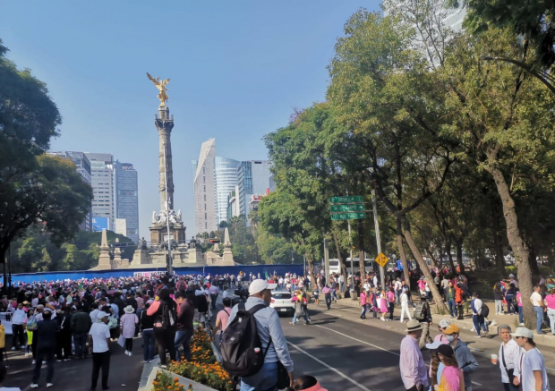 Manifestantes en ropa blanca con rosa llegaron al Ángel de la Independencia.
