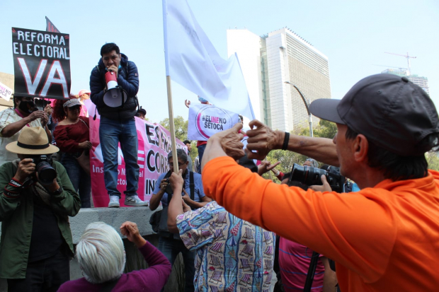 Manifestantes a favor y en contra del avance de la Reforma Electoral se encuentran en Paseo de la Reforma.