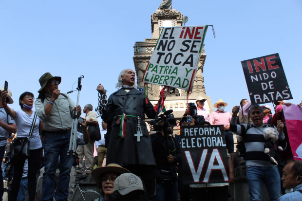 Manifestantes en favor del INE se encuentran con grupos que respaldan la Reforma Electoral.