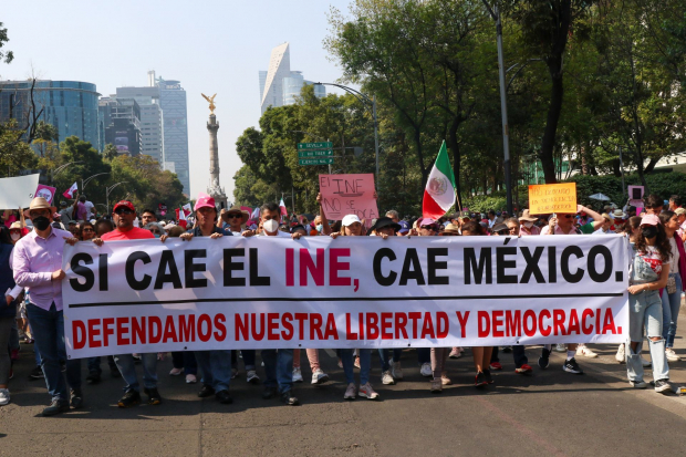 Manifestantes en la marcha de apoyo al INE