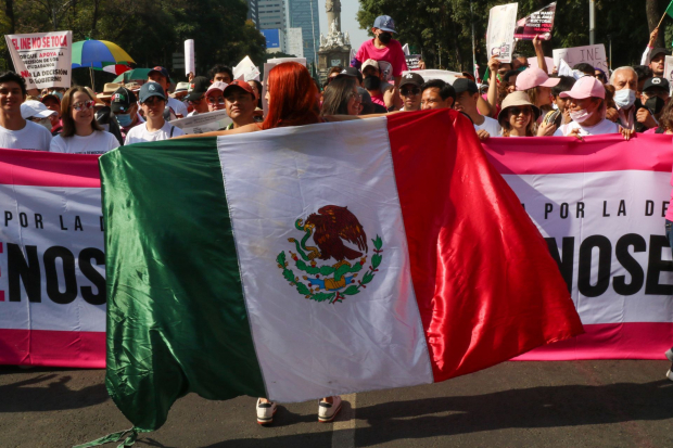 Las banderas de México no faltaron durante la marcha por el INE, esta tarde en la CDMX