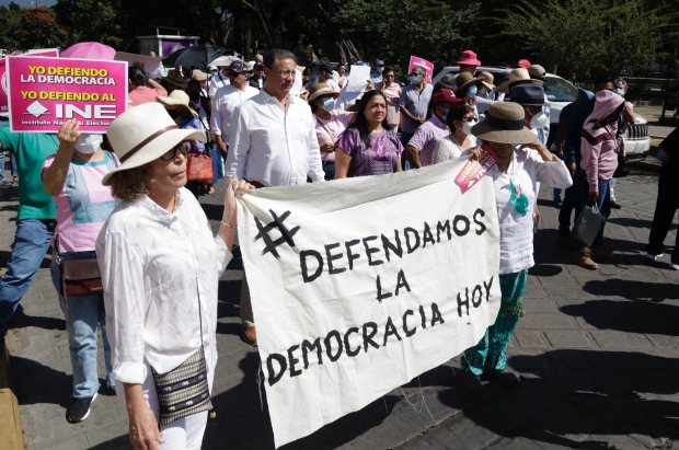 Ciudadanos se movilizaron en el estado de Oaxaca por la defensa del Instituto Nacional Electoral, ayer.
