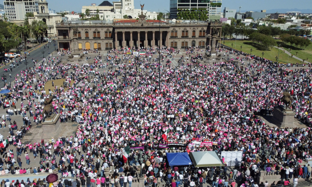 Protesta contra la reforma electoral del presidente de México, López Obrador, en Monterrey.
