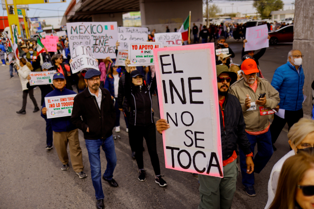 Protesta contra la reforma electoral propuesta por el presidente mexicano López Obrador y en apoyo al INE, en Ciudad Juárez