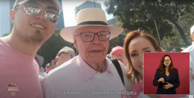 Fotografía exhibida por el Presidente López Obrador donde aparecen José Narro y Claudia Ruíz Massieu como asistentes a la marcha en favor del INE.