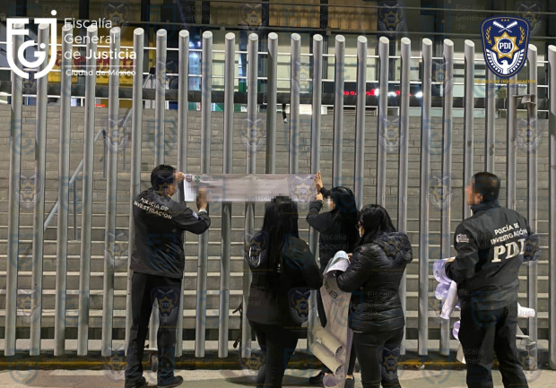 Policía de Investigación coloca letreros de clausura sobre entradas de la Arena CDMX.