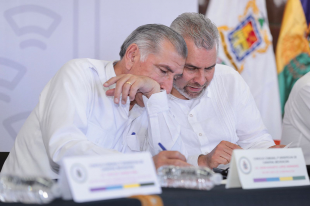 El secretario de Gobernación y el gobernador de Michoacán durante la reunión que sostuvieron. 