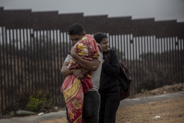 En su intento por cruzar la frontera con EU, una pareja de indocumentados fue descubierta por la Patrulla Fronteriza, la semana pasada.