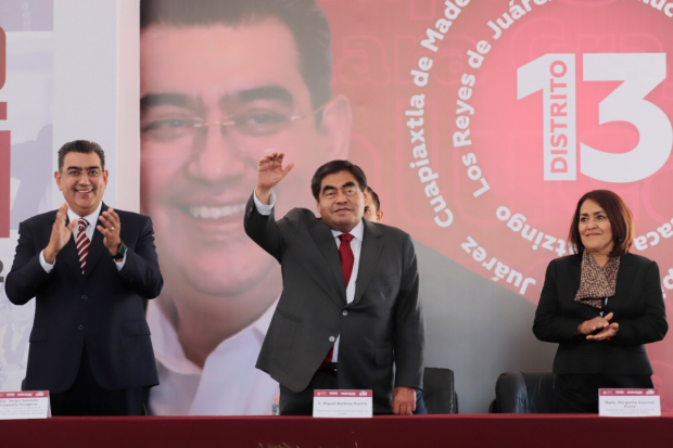 El gobernador de Puebla durante el primer informe de actividades legislativas del diputado local, Sergio Salomón Céspedes Peregrina.