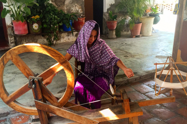Una artesana elabora un rebozo en el Pueblo Mágico, cuna de esta prenda textil.