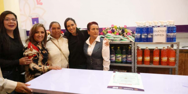 La gobernadora Lorena Cuéllar Cisneros entregó 450 paquetes del Programa Apoyo Económico a Mujeres Jefas de Familia.