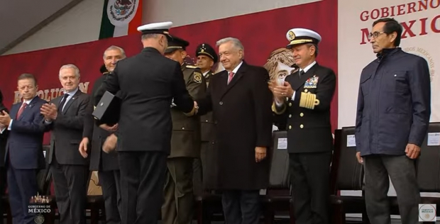 Presidente López Obrador entrega insignias a elementos de las Fuerzas Armadas.