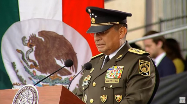 Luis Cresencio Sandoval ofrece un discurso en la ceremonia previa al inicio del desfile.