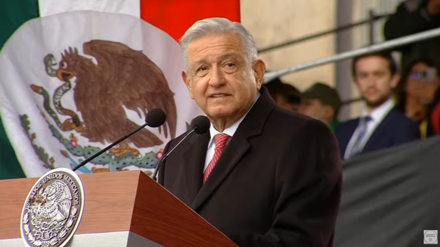 Presidente López Obrador ofrece un discurso previo al inicio de la ceremonia.