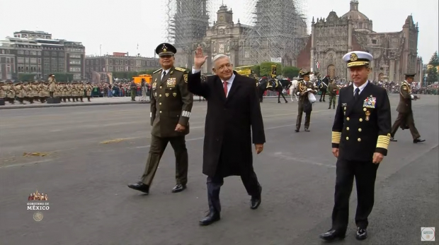Presidente López Obrador se retira de la ceremonia.
