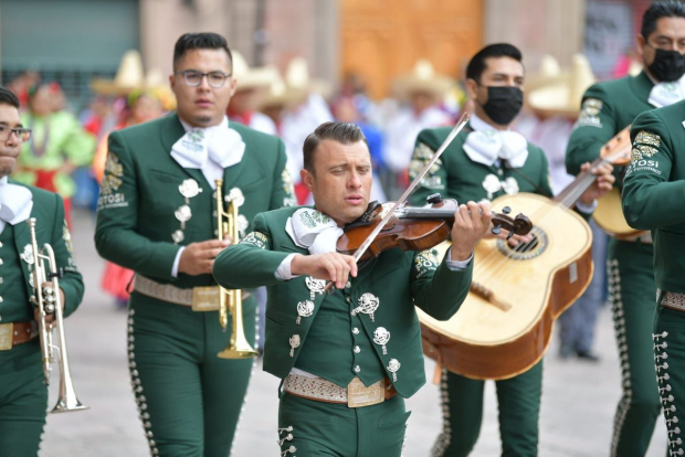 Participación de charros en el desfile de San Luis Potosí.