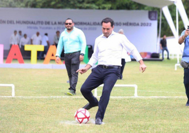 Mauricio Vila, gobernador de Yucatán, dio la patada inicial del evento deportivo.