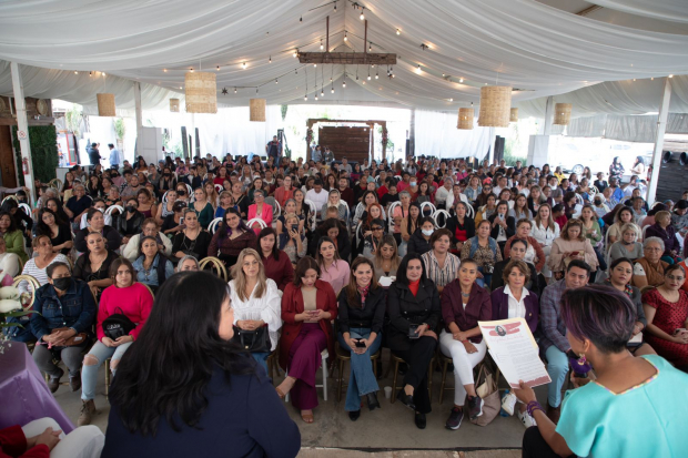 Cientos de mujeres se reunieron en una asamblea para reconocer casos de éxito de escritoras empresarias y emprendedoras.