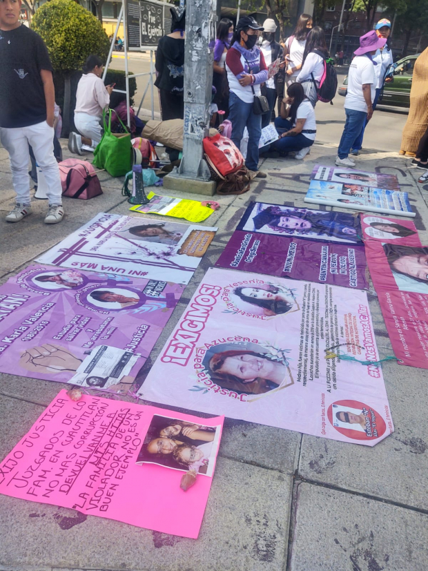 Con carteles posados en el suelo, mujeres protestan en el marco del 25N.