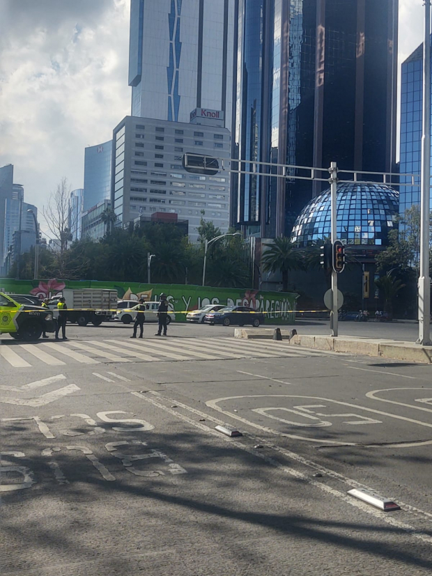 Elementos policiales realizan corte de circulación sobre Paseo de la Reforma a la altura de la Bolsa Mexicana de Valores.