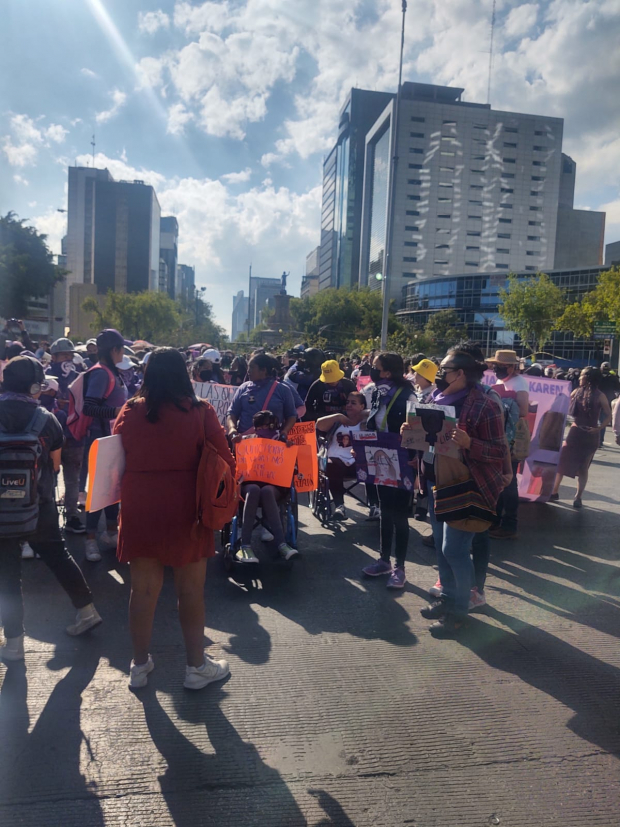 Familiares y madres de víctimas encabezan el frente de la marcha por el 25N.