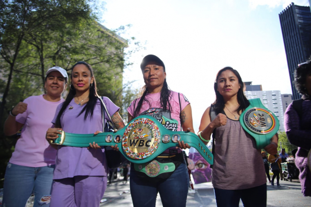 Figuras del encordado se unieron a la marcha de este viernes, entre ellas, Mayeli Flores, Patricia Trejo (ganadora del récord Guinness por boxeadora más longeva) y Judith "Peligrosa" Rodríguez