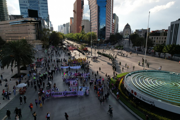 "Verdad y justicia": En esta fotografía aérea se puede ver cómo avanza la marcha del 25N en la CDMX