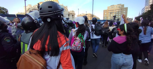 La Comisión de Derechos Humanos de la Ciudad de México formó una línea para evitar que las policías sean rociadas con más pintura.