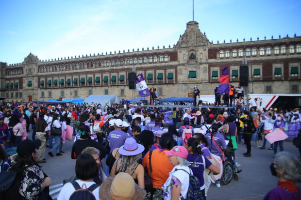 Llegan colectivos al Zócalo: En el suelo hay siluetas y zapatos que representan las víctimas de feminicidio