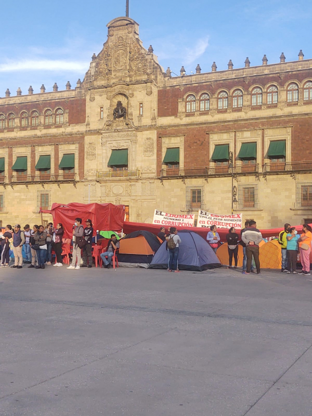 #25N: Forman "barrera humana" en el Palacio Nacional, en el Zócalo de la CDMX