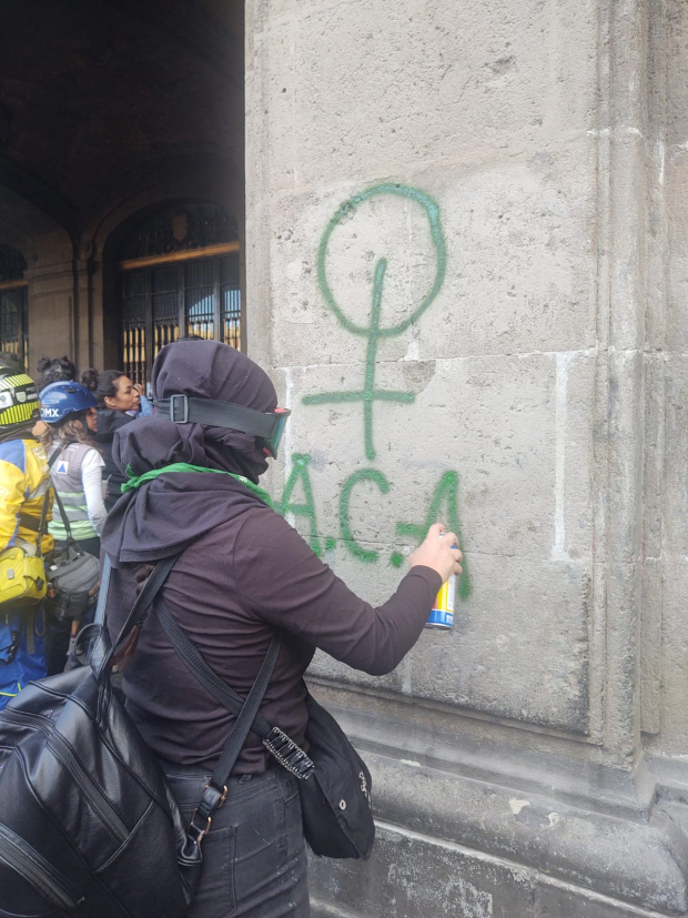 Algunas personas que asistieron a la marcha del #25N realizaron pintas y rompieron vidrios en inmuebles aledaños a la plancha del Zócalo