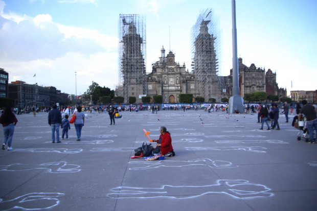 La plancha del Zócalo de la CDMX, con siluetas y zapatos en el suelo, a forma de protesta contra la violencia a las mujeres