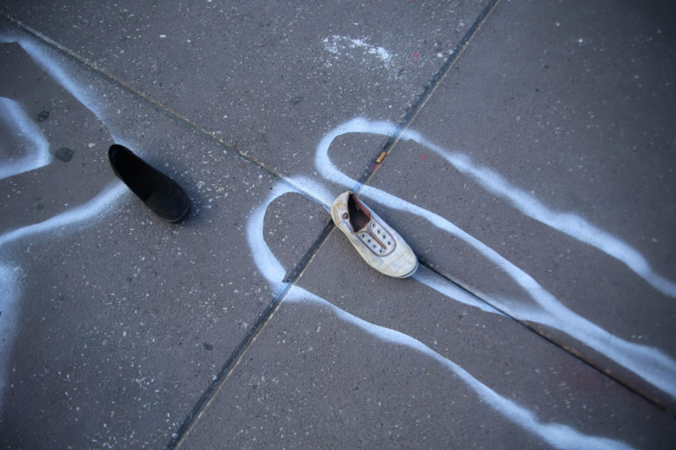 25N: En el suelo se pintaron siluetas y se colocaron zapatos en representación de las víctimas de feminicidio en el país