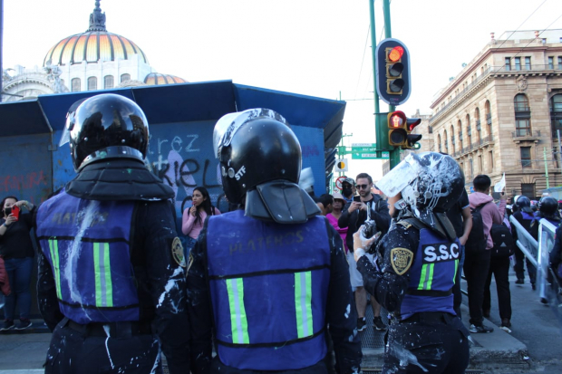 En la imagen, mujeres policías que fueron rociadas con pintura durante la marcha del 25N