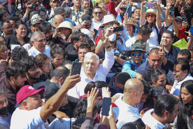 AMLO llega al Caballito de Reforma con dirección al Zócalo.
