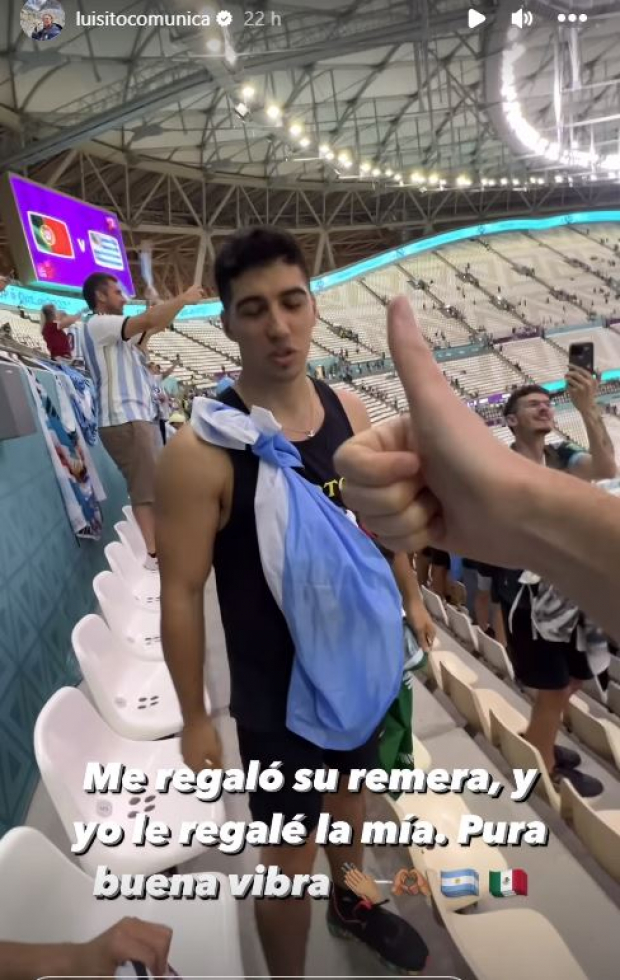 Fan le regala su playera de Argentina a Luisito Comunica