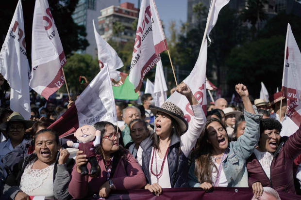 Miles de personas acudieron al llamado del Presidente López Obrador para marchar en la Ciudad de México, ayer.