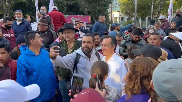 Cuitláhuac García (camisa blanca), gobernador de Veracruz, se detuvo a tomar una selfie con ciudadanos.