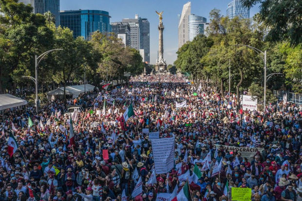Miles de simpatizantes de la Cuarta Transformación arribaron al Ángel de la Independencia para marchar con el Presidente, ayer.