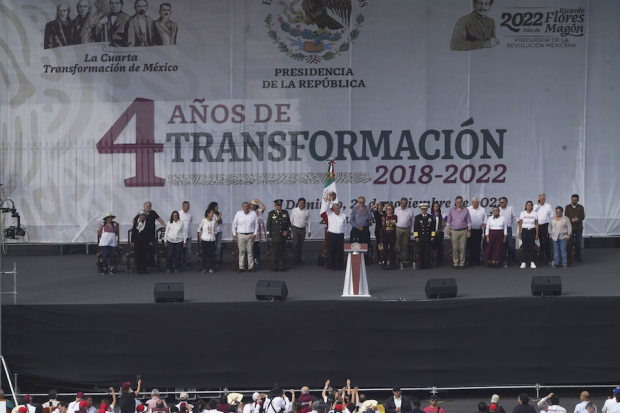 El Presidente Andrés Manuel López Obrador (centro) estuvo acompañado por miembros de su gabinete en el templete instalado en la Plaza de la Constitución, ayer.