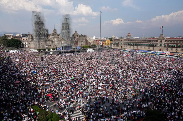 Miles de simpatizantes abarrotaron la plancha del Zócalo para escuchar el mensaje del mandatario, ayer.
