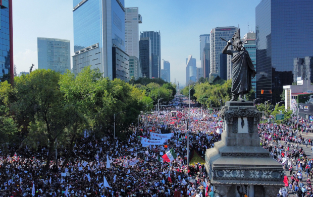Manifestantes en apoyo a la administración de López Obrador, ayer.
