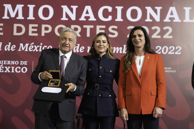El Presidente Andrés Manuel López Obrador (izq.) durante la entrega del Premio Nacional de Deportes, acompañado de Ana Gabriela Guevara, directora de la Conade (der.).