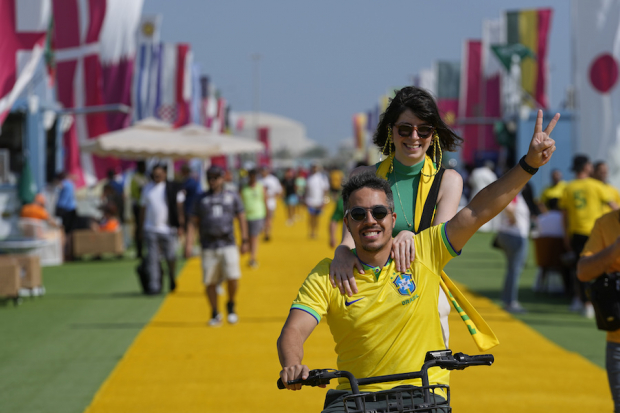 Hinchas brasileños celebran en Doha.