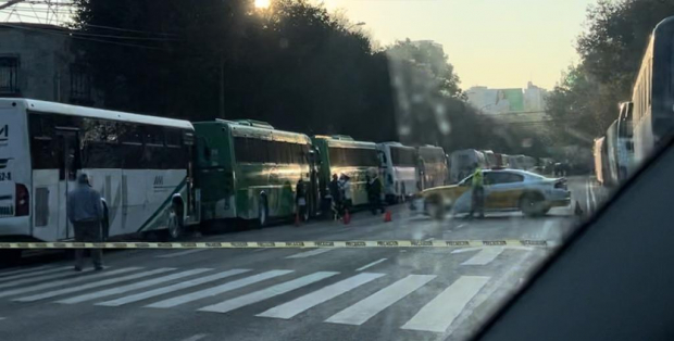 Cientos de unidades de autotransporte urbanas y foráneas, que trasladaban a los simpatizantes de la 4T a la capital, causaron caos vial en las arterias principales de la Ciudad de México.