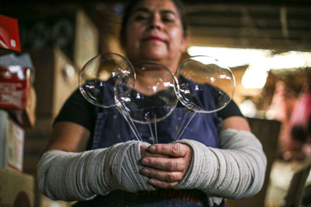 Josefina Aguilar, artesana de Tláhuac, protege sus brazos para evitar quemaduras.