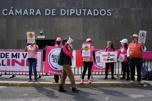 Integrantes de ONG manifestaron su rechazo a la reforma, ayer, al exterior de San Lázaro.