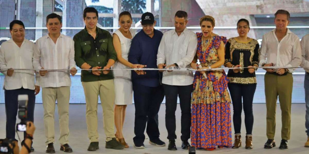 El gobernador Alejandro Murat Hinojosa inauguró la primera etapa del Centro de Congresos de Huatulco.