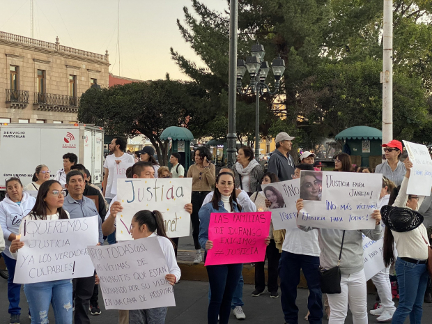 Decenas de personas marcharon ayer en Durango, por los casos de meningitis en mujeres.