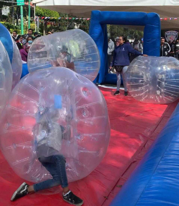 Los menores difrutaron de los inflables.